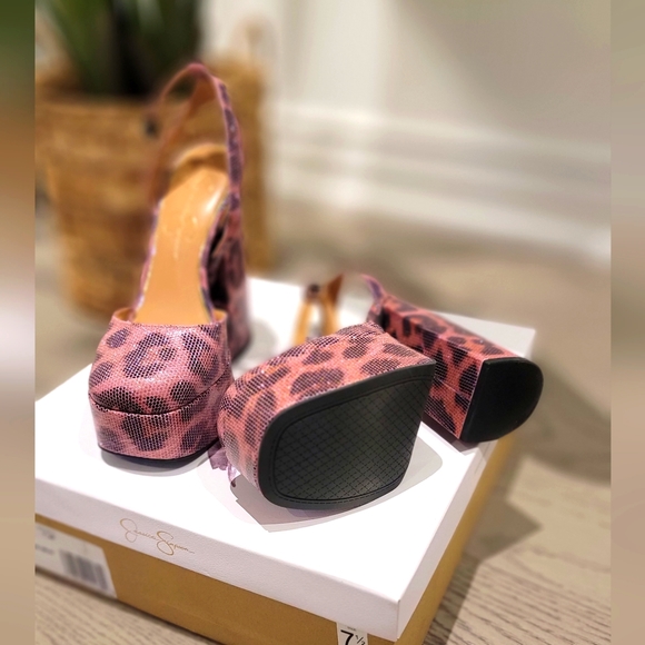 Jessica Simpson Skilla Pump - Picture 3 of 5